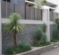 Contoh gambar pagar minimalis 2020 selanjutnya, bergaya matte dengan warna hitam, terlihat unik dan berbeda dari pagar biasanya. 64 Inspirasi Model Pagar Tembok Trend Masa Kini Arcadia Design Architect