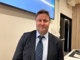 Nakstad har medisinsk doktorgrad fra universitetet i oslo og er spesialist i indremedisin og lungesykdommer. Romerikes Blad Espen Rostrup Nakstad