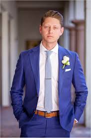 Er muss perfekt sitzen, stilvoll sein und dem feierlichen anlass gerecht werden. Brautigamanzug In Einem Klassischen Konigsblau Mit Sattelbraunem Gurtel Und Schuhen Hellblauer Krawatte Und El Blue Suit Wedding Royal Blue Suit Wedding Suits