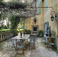 Pergola Con Arredamenti Vintage Francesi Villa In Provance Piccoli Spazi Esterni Cortili Piccoli Cortile Rustico