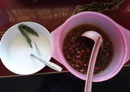Rebus air bersama jahe, daun pandan, dan garam dalam panci. Resep Bubur Kacang Merah Yang Enak