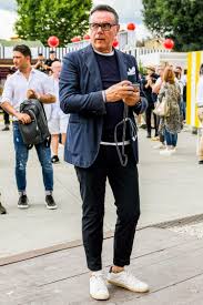 黒スラックス メンズ コーデ特集 ブラックの引き締め効果を巧みに取り入れた着こなし おすすめアイテムを紹介 メンズファッションメディア otokomae ページ 7 メンズビジネスカジュアル 黒 スラックス スラックス メンズ コーデ