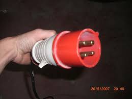 Resultado de imagen de corriente trifásica monofasica enchufe
