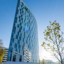 Guests praise the pleasant rooms. Holiday Inn Hamburg City Nord Architekturobjekte Heinze De