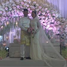 Sebelum ini, sebuah portal hiburan mendakwa kakak kepada usahawan neelofa itu sudah bertunang dengan engku. Sharnaaz Ahmad Noor Nabila Kahwin