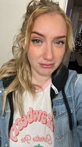 Kerri Clifford's Instagram, Twitter & Facebook