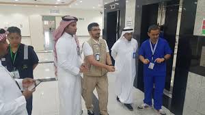 مستشفى الملك عبد العزيز بمكة على تويتر اطمأن الدكتور حاتم خوقير مساعد المدير العام للخدمات العلاجية بمنطقة مكة على الخدمة المقدمة للمرضى المنومين وقدم باقة الورد للمرضى المنومين في جولة تفقدية بمستشفى