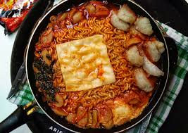 Dulu ketika kami masih kecil, makanan ini sering menjadi penyelamat ibu saya ketika kehabisan ide memasak. Resep Mie Rebus Ala Korea Oleh Arifa Hilma Cookpad