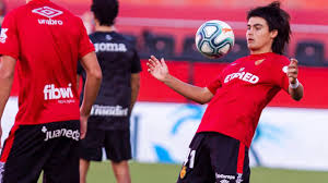 Luka romero, de padres argentinos, nació en durango, méxico, donde su padre jugaba futbol profesional.debido a esto, luka vivió en diferentes partes del mundo durante su infancia, mudándose a. Luka Romero Se Convierte Ante El Real Madrid En El Jugador Mas Joven Que Ha Jugado Nunca En La Liga