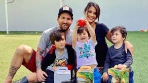 Lionel messi's family wife antonella roccuzzo, mother celia maría cuccittini, father jorge messi and sons thiago and mateo cheer prior to the copa. Kumpulan Berita Antonella Roccuzzo Sang Istri Beri Isyarat Lionel Messi Bakal Bertahan Di Barcelona