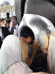 Hajar aswad adalah batu yang berada pada salah satu sisi ka'bah yang kita disunnhakan untuk batu ini berwarna hitam karenanya dinamakan sebagai hajar yang berarti batu dan aswad yang berarti. 6 Keistimewaan Hajar Aswad Yang Jarang Diketahui Haji Liputan6 Com