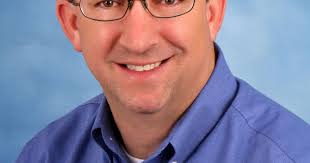 Bizco congratulates Carl Steffens