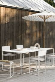 Weisse Mobel Fur Den Essbereich Aus Metall Auf Einem Holzdeck Minimalistischer Garten Minimalistische Gartenmobel Gartenmobel