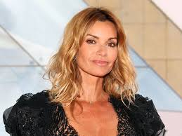 La parola italiana libro deriva dal latino liber.il vocabolo originariamente significava anche corteccia, ma visto che era un materiale usato per scrivere testi (in libro scribuntur litterae, plauto), in seguito per estensione la parola ha assunto il significato di opera letteraria. Epingle Sur People