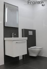 Klassischer Schwarz Weiss Look Zeitgemass Und Langlebig Weiss Hochglanzende Small Bathroom White Bathroom Beautiful Bathrooms