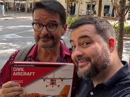 Time lapse de l'espectacle que hem pogut veure des de casa. Al fons, el  @portdebarcelona i l'aeroport del Prat. Ha afectat una estona l'aproximació  a l'aeroport fins que @controladoresaereos_esp han pogut canviar