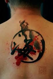 Tatuaje De Un Kanji En La Espalda Rodeado De Un Circulo Hecho Con Estilo Pincel Tatuajes Asiaticos Inspiracion Para Tatuaje Tatuajes Al Azar