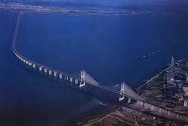 Ponte vasco da gama esta é a maior ponte da europa e a quarta maior do mundo. A Ponte Vasco Da Gama Faz Hoje 15 Anos 29 De Marco Almanaque Dos Sentidos