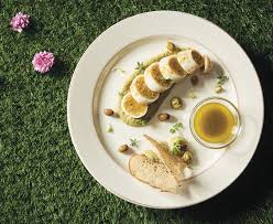 Fate imbiondire un trito d'aglio e prezzemolo in un tegame, preferibilmente di coccio, con l'olio; Calamari Ripieni Alla Siciliana Con Vellutata Di Salicornia E Salmoriglio Rezepte Menu Srl Industria Specialita Alimentari