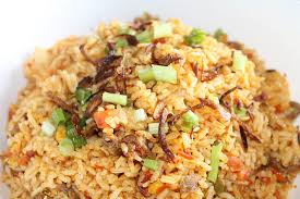 Masukkan telur dan biarkan sebentar. Nasi Goreng Azie Kitchen
