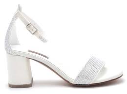 Jun 25, 2021 · a lezione di stile da cecilia rodriguez che ci mostra come indossare un paio di sandali bassi con i lacci in cuoio perfetti per tutti i look dell'estate 2021. Scarpe Da Sposa Comode E Belle 2021 Foto E Prezzi Beautydea