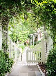 Herlovelylife Judithdcollins Visit A Storybook Garden Atlanta Homes Gardens En 2020 Amenagement Jardin Portail Jardin Idees Jardin