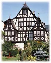 Das steile satteldach in kombination mit dem hellgelben putz und den anthrazitgrauen fensterahmen sowie dachziegeln. Mosel Krov Weingut Ferienwohnung Gastezimmer Dreigiebelhaus