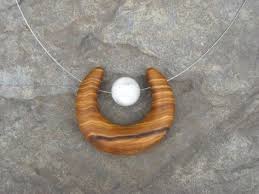 Magnifique Collier Avec Une 12 Mm Perles De Pierre De Lune Et Une Demi Lune Croissant De Lune Fabrique E Wood Jewelry Diy Wooden Jewelery Wood Resin Jewelry
