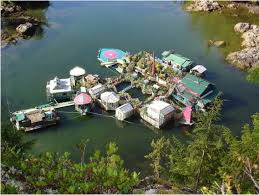 15 Incredible Self Sustaining Homes For Your Homesteading Passion Floating Architecture Going Off The Grid Floating House