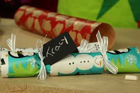 These christmas crackers made from toilet paper rolls are so easy to make and super cheap! Diy Christmas Crackers Cityline