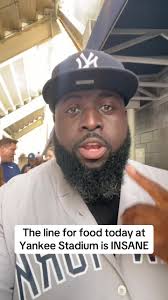 Larga línea para comida en Yankee Stadium