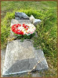 Kết quả hình ảnh cho mộ không tên
