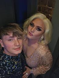 Honestly forgot I took pictures last night when Jared and I went to hangout  and watch Shelbie and the shakers show at Bubby & Sissy's , and got  pictures with a bunch