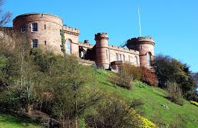 Inverness, located on scotland's northeast coast where the river ness meets the moray firth, has inverness also has a gorgeous setting, with the hills of the highlands rising up all around it and the. Inverness Hauptstadt Der Highlands Schottlandinfos De