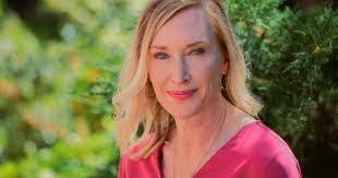 Carrie Lindsay's Instagram, Twitter & Facebook