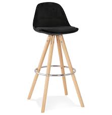 Tabouret de bar d'esprit industriel avec structure tubulaire en métal de couleur noir mat et assise formée de lattes larges en acacia. Tabouret De Bar Spirit En Velours Noir Et Pieds En Bois Naturel