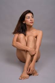 Sinnliche asiatische frau nackt beim sitzen auf dem boden | Premium-Foto