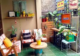 Anda bisa memanfaatkan warna putih untuk ruang keluarga yang sempit. Desain Interior Ruang Keluarga Unij Cek Bahan Bangunan