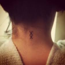 Zoe Price Zoepricezhm Nek Tatoeages Rune Tattoeage Pijl Tatoeages