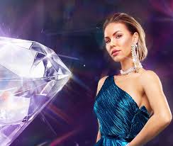 Az erdélyből 16 évesen budapestre szökött fiatal lánynak ma már saját vállalkozásai vannak és boldogan él isztambulban török milliárdos férje, burak oldalán. Felesegek Luxuskivitelben Bemutatkozik Bogi