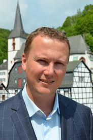 Markus bäumler, klaus born aufsichtsbehörde: Vr Bank Legt Um 67 Millionen Zu Wirtschaft Eifel