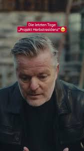 Das Projekt "Herbstresidenz" neigt sich dem Ende und eine große Frage  bleibt: Wie geht es weiter mit den Azubis? ➡ Das Finale der vierteiligen  Dokureihe "Herbstresidenz mit Tim Mälzer und André Dietz"