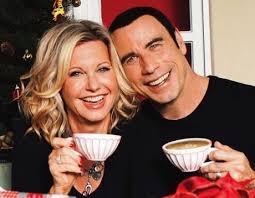 John Travolta e Olivia Newton-John lançam álbum de Natal