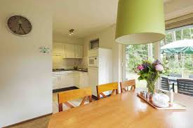 eettafel en keuken in 1 van de bungalows op landal landgoed t loo bungalows eettafel keuken