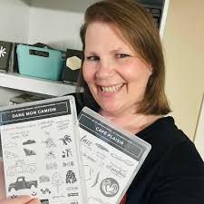 Get that summer feeling bubbling with #Barbie Color Reveal! The Foam series  comes with all-new surprises, from fruit-scented foam, kinetic sand, and  even a kid-sized charm bracelet for the little ones. ☀️🍉🍍🍓