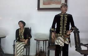 Biasanya, kebaya sunda digunakan oleh kaum biasa hingga menengah. 8 Pakaian Adat Jawa Nama Makna Filosofis Gambar Dan Penjelasannya