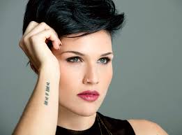 Biżuteria z komunikatem. Co chcą nam przekazać jej twórcy? Nowa wystawa w  Muzeum Bursztynu