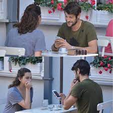 Leyla feray ve serhat teoman celil nalçakanın instagramdan paylaştığı canlı yayında şarkı söylüyor. Facebook