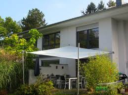 Sonnensegel In Manuell Aufrollbar Uber Einer Terrasse Als Grossflachiger Regen Und Sonnenschutz Sonnensegel Terrassen Ideen Draussen