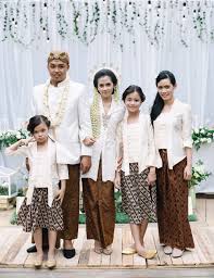 Ia anggun memikat dengan kebaya beludru hitam panjang. Pakaian Adat Jawa Barat Hijab Info Gtk